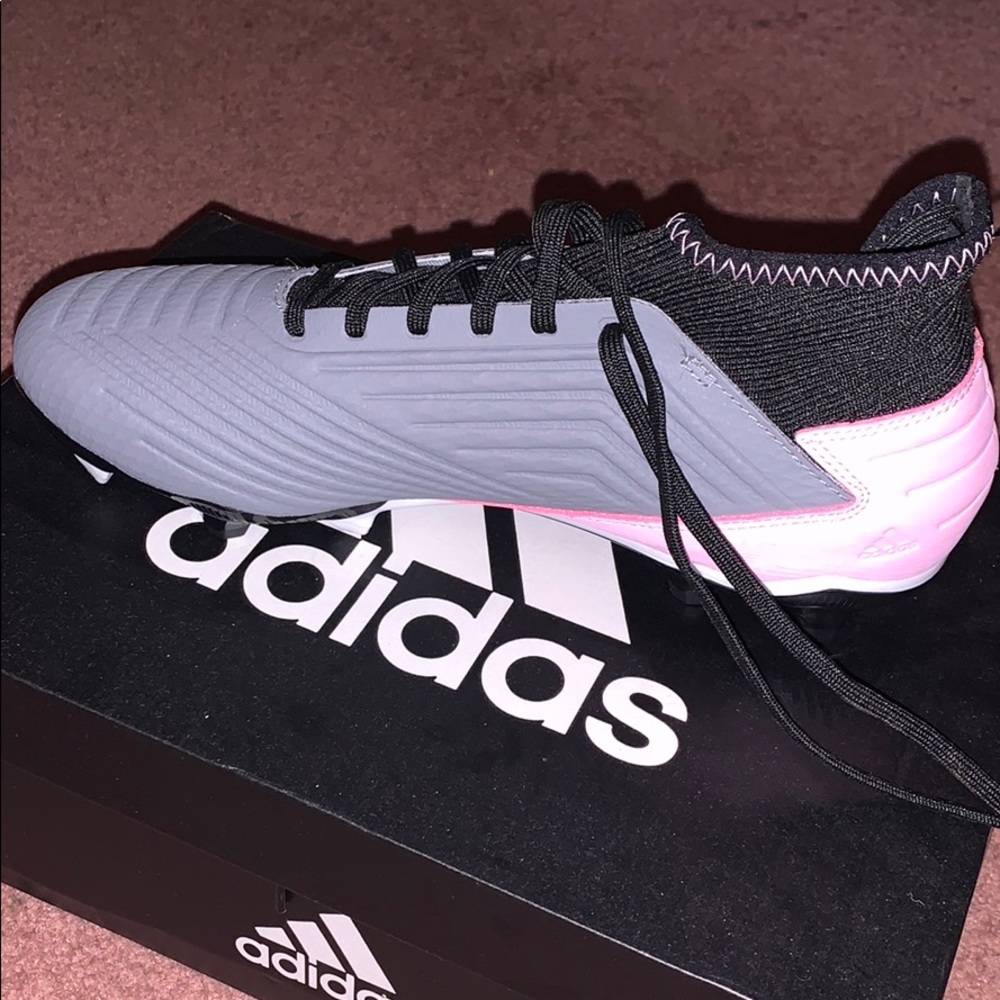 NEW WOMENS SIZE 8 1/2 MENS 7 1/2 SOCCER CLEATS